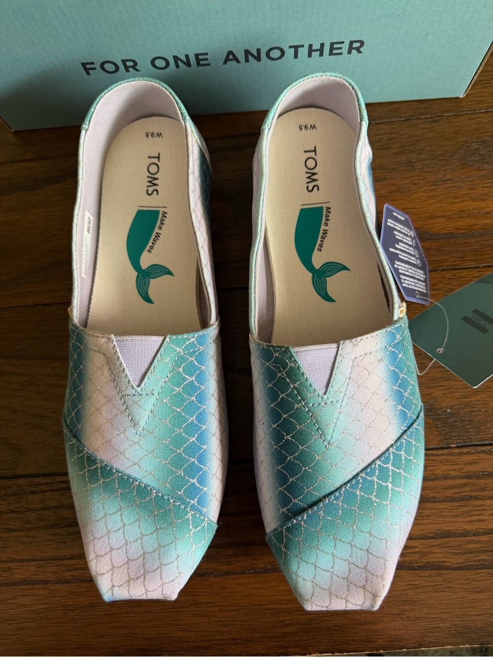 TOMS Classic Multi Iridescent Scales Mermaid Print Size 9.5 NWT